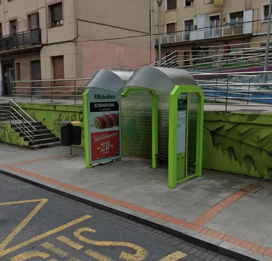 Marquesina publicitaria en la calle Txabarri (Chavarri) de Sestao, a la altura del número 111